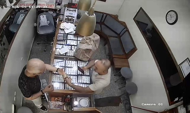 Müşteri gibi girdiği kuyumcu dükkanından 15 altın bilezik alıp kaçtı; o anlar kamerada