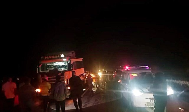 Niğde- Kayseri yolunda traktörle çarpışan kamyonet alev aldı: 3 yaralı