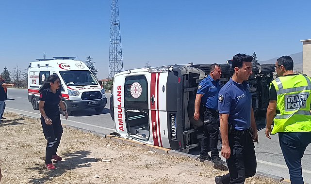 Niğde'de ambulans ile otomobil çarpıştı: 5 yaralı