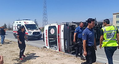 Niğde'de ambulans ile otomobil çarpıştı: 5 yaralı