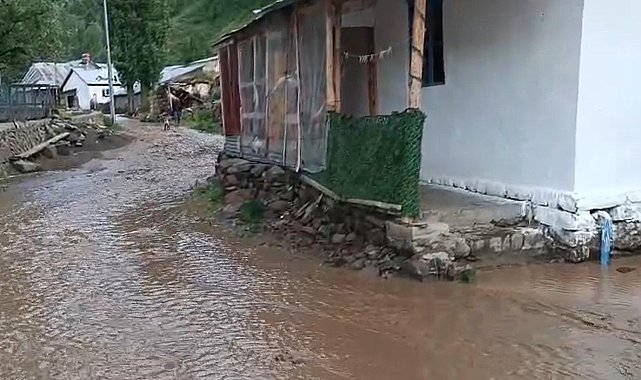 Oltu'da sağanak sele dönüştü