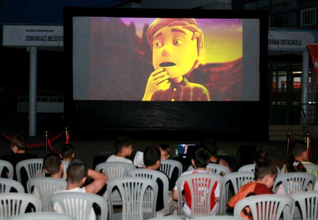 Osmangazi Belediyesi Çocuklara Yazlık Sinema Keyfi Yaşatıyor
