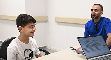 Osmaniye'de 7 yaşındaki Harun'un biyonik kulak sevinci