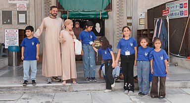 Otizmli Joshie Valide-i Kebir Camii'nde Filistinli çocuklara kek dağıttı