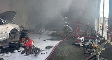 Oto tamirhanesinde yangın: 5 kişi dumandan etkilendi