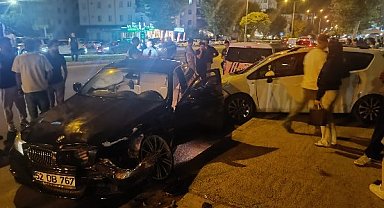 Otomobil, 2 araca çarptı; 2'si polis 4 yaralı