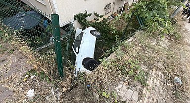 Otomobil apartmanın bahçesine uçtu; 1 yaralı