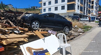 Otomobil ekmek fırını önündeki odun yığınına çarptı: 6 yaralı