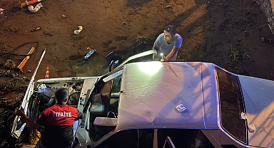 Otomobil köprüden sulama kanalına düştü: 4 yaralı