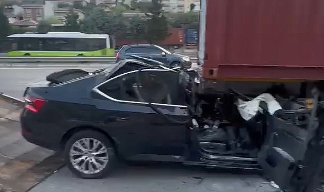 Otomobil, TIR'ın altına girdi, baba ve oğlu öldü
