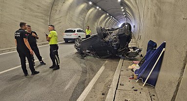 Otomobil, tünelde TIR'a çarpıp takla attı: 2 yaralı
