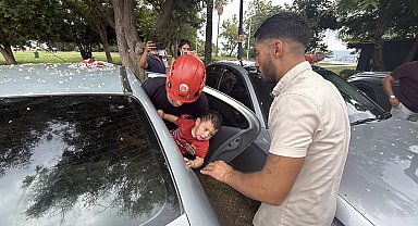 Otomobilde kilitli kalan 1 yaşındaki Firuz'u itfaiye kurtardı