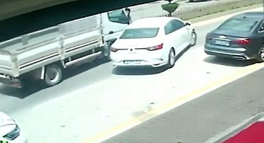 Otomobile kamyonetin çarptığı kaza kamerada