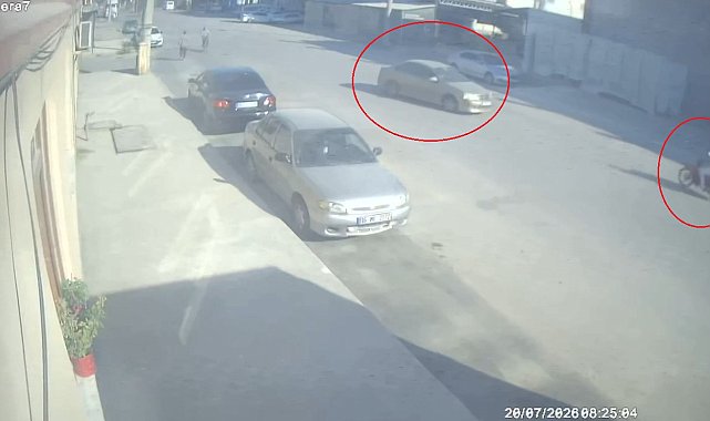 Otomobilin motosiklete çarptığı kaza kamerada; 1 yaralı