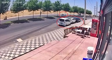 Otomobilin park halindeki hafif ticari araca çarptığı kaza kamerada