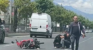 Otomobille çarpışan motosikletteki çift yaralandı