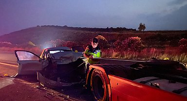 Otoyolda emniyet şeridinde duran TIR'a otomobil çarptı: 2 ölü