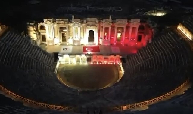 Pamukkale ve Hierapolis, 15 Temmuz'un 10'uncu yılında kırmızı-beyaz renklerle aydınlatıldı