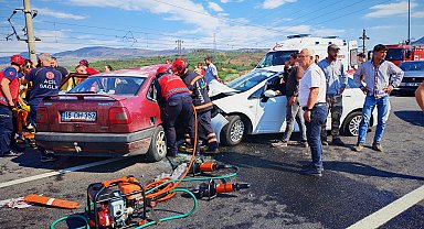 Pamukova'da 2 otomobil çarpıştı 1'i ağır 7 yaralı