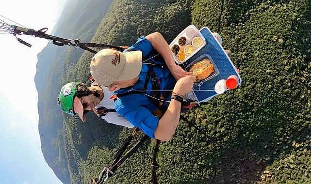 Paraşüt üzerinde kumpir yapıp yedi!