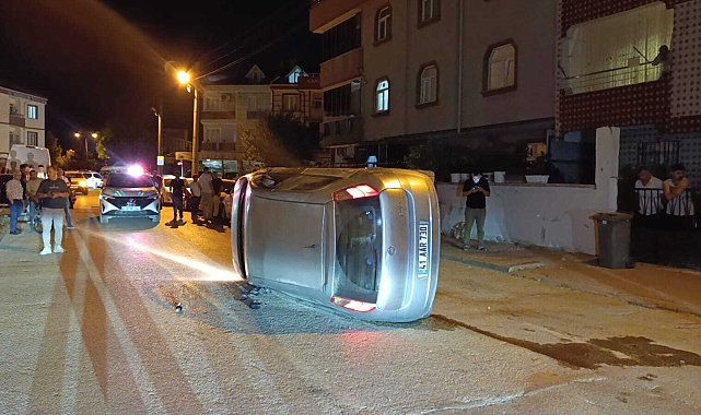 Park halindeki araca çarpıp devrilen otomobilin sürücüsü kaza yerinden kaçtı