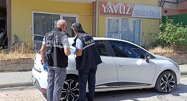 Park halindeki otomobile yorgun mermi isabet etti