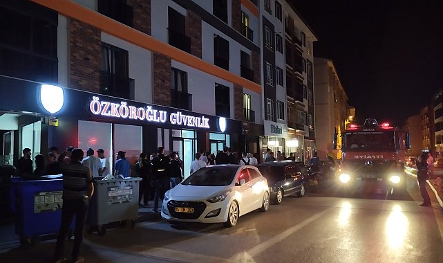 Patlayan apartman aydınlatması bina sakinlerini sokağa döktü