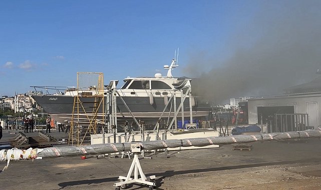 Pendik Marina'da bakımdaki teknede çıkan yangın söndürüldü