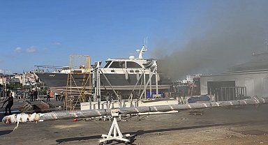 Pendik Marina'da bakımdaki teknede çıkan yangın söndürüldü