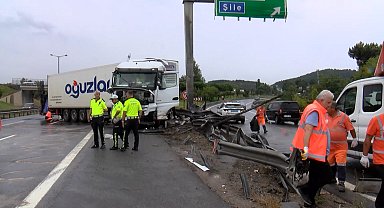 Pendik Tem Otoyolu'nda şoförün kontrolünü kaybettiği TIR bariyerlere çarptı