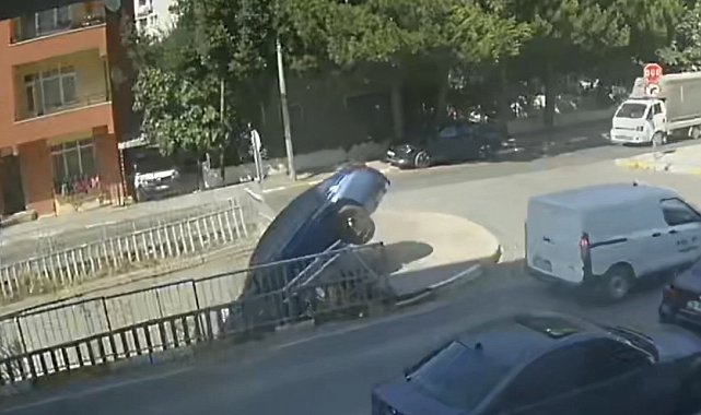 Pendik'te otomobil dereye düştü; kaza kamerada