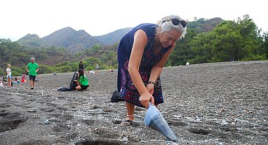 Plajdaki plastik parçalarını şarjlı el süpürgesi ile topladılar
