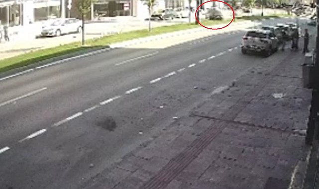 Refüjdeki ağaçlara ve aydınlatma direğine çarpan otomobilin takla attığı kaza kamerada: 2 yaralı