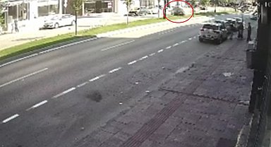 Refüjdeki ağaçlara ve aydınlatma direğine çarpan otomobilin takla attığı kaza kamerada: 2 yaralı
