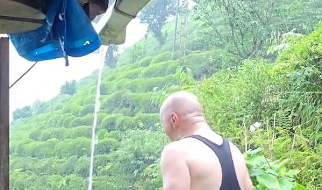 Rize'de vatandaş sağanak altında duş alarak serinledi