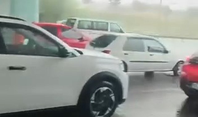 Sağanağa yakalanan motokuryeler köprü altına sığındı