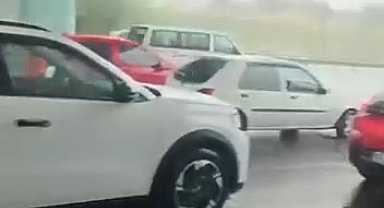 Sağanağa yakalanan motokuryeler köprü altına sığındı