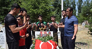 Şampiyon sporcular, şehit polis memurunun mezarına madalyalarını bırakıp, dua etti