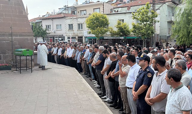 Samsun'da alabora olup batan teknede ölen çift ile yeğenleri Kayseri'de toprağa verildi