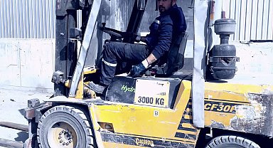 Şarampole yuvarlanan forkliftin altında kalan işçi hayatını kaybetti