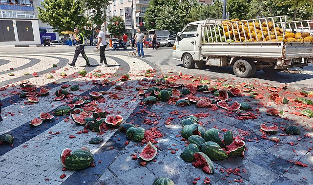 Satışına izin verilmediğini öne sürdüğü karpuzları belediye önünde parçaladı