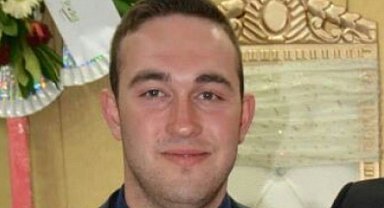 Şehit polis memuru oğlunun mezar taşını öpüp, dua etti