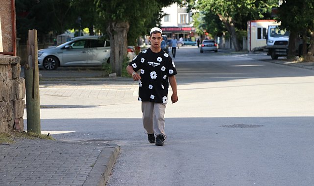 Serebral palsili Mahmut, her gün 1,5 kilometre mesafedeki camiye gidip geliyor