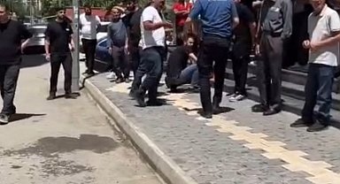 Silahlı alacak kavgasında bacaklarından vuruldu