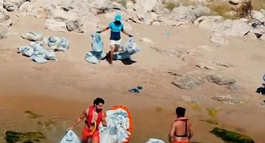 Şile'de günübirlik tatilcilerin bıraktığı çöpler jet ski ve kanolarla kıyıya taşındı
