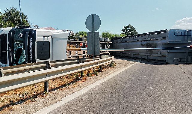 Silivri'de hafriyat kamyonu devrildi; uzun araç kuyrukları oluştu