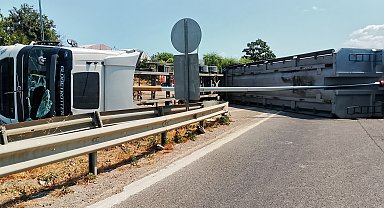 Silivri'de hafriyat kamyonu devrildi; uzun araç kuyrukları oluştu