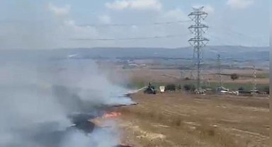 Silivri'de iki farklı otluk alanda çıkan yangında 300 dönüm arazi zarar gördü