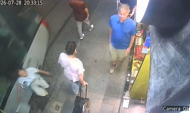Sirkeci'de tramvayın turiste çarptığı anlar kamerada: Yavaş gitmesi lazım