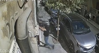 Şişli'de boşandığı eşinin evinin önüne geldi; penceredeki kayınpederine tekme ve yumruklarla saldırdı